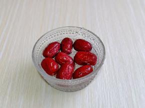 红枣洗干净，冷水泡5分钟。