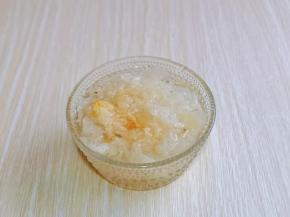 银耳冷水冲两遍，再泡发。