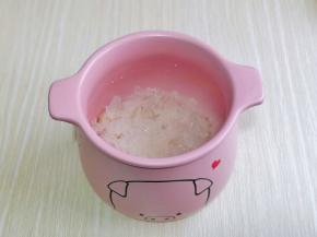 泡发的银耳撕小朵。倒入砂锅中。
