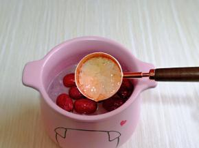 按个人口味加入冰糖，喜欢甜的多放一点。