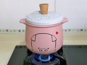 盖上盖子，大火烧开，转小火慢熬。