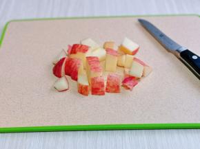 苹果洗干净，切小块。(苹果一定要等银耳熬好后再切，避免氧化)