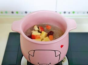 银耳熬到浓稠，加入苹果丁。