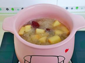 加入枸杞再熬5-8分钟即可关火，喜欢苹果软一点口感的，可以适当加长时间。