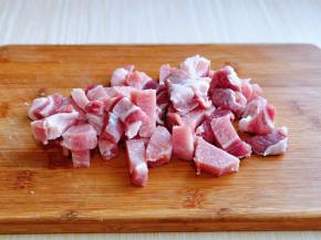 猪肉洗干净，切小块。