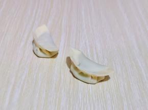 取一张饺子皮，放上合适的馅，按个人喜好包起来即可。