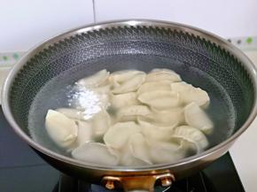 煮饺子喽～锅中加入水烧开，下饺子，用勺子翻动，避免黏连。