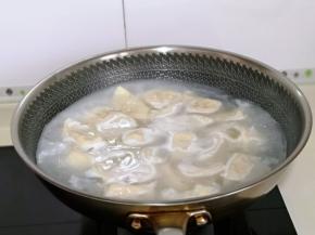 煮熟的饺子是漂浮在水面上的，这样就可以关火喽～