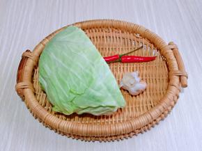 准备食材，蒜去皮切碎，辣椒切段。