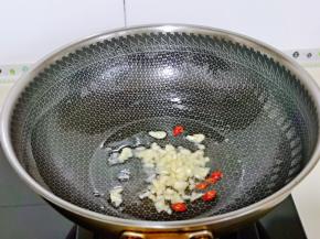 起油锅，加入蒜末与辣椒煸炒。