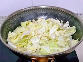 再倒入卷心菜，快速翻炒。