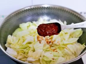 再加入1勺豆瓣酱。