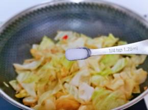 按个人口味加入盐。