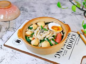 盛出装入器具中，放上半个鸭蛋，撒上熟黑芝麻点缀。