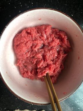 花椒水和葱姜水分别分两次加入牛肉馅里，每次都充分搅匀了再加下一次。