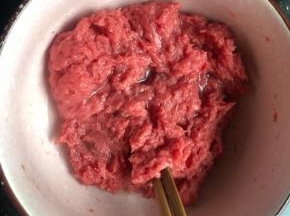 花椒水和葱姜水分别分两次加入牛肉馅里，每次都充分搅匀了再加下一次。
