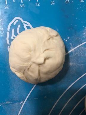 给它包起来，二狗妈妈是用勺子按压，虎口往上收口的方式，我手笨不会，就瞎捣鼓了。