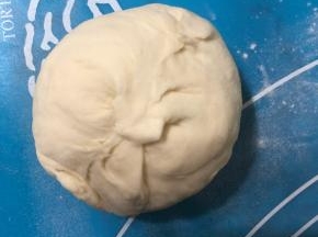 给它包起来，二狗妈妈是用勺子按压，虎口往上收口的方式，我手笨不会，就瞎捣鼓了。