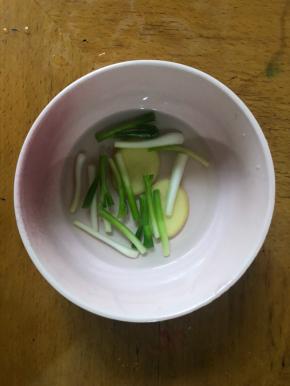 10g葱段和5g姜片加50g开水。