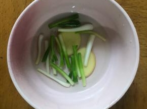 10g葱段和5g姜片加50g开水。