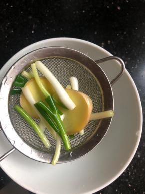 冷却后过滤掉葱姜，取40g葱姜水。