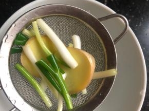 冷却后过滤掉葱姜，取40g葱姜水。