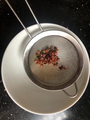 冷却后过滤掉花椒，取30g花椒水。