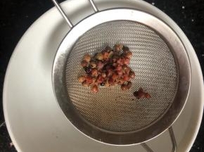 冷却后过滤掉花椒，取30g花椒水。