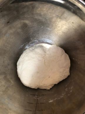 面粉里加入180g清水搅匀，揉成面团，盖上盖子静置半小时。