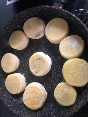 煎至底部小硬壳时，翻面，在等到这面也小硬壳了，加入半碗水，盖锅盖。