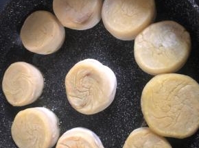 煎至底部小硬壳时，翻面，在等到这面也小硬壳了，加入半碗水，盖锅盖。