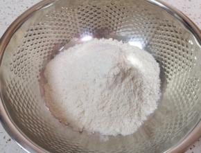 准备好中筋面粉。