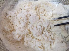 加入温水搅拌成絮状。