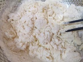 加入温水搅拌成絮状。