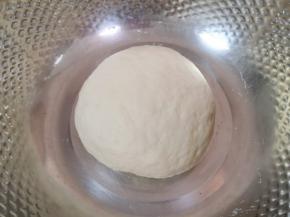 揉成光滑的面团，盖上保鲜膜饧半个小时。