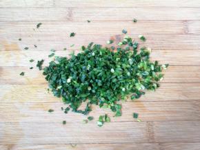 小蒜叶洗干净切碎。