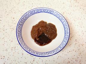 准备好豆瓣酱、甜面酱和蚝油搅拌均匀。