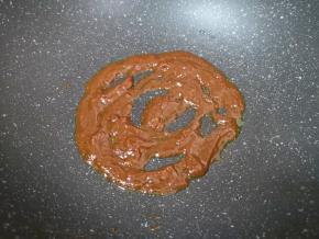 炒锅内倒少许食用油烧热，倒入混合好的酱料小火炒香，盛出备用。