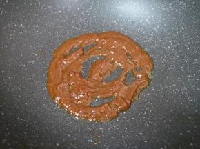 炒锅内倒少许食用油烧热，倒入混合好的酱料小火炒香，盛出备用。
