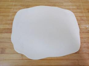 先取一份面团擀成接近长方形的面片。