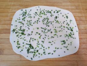 刷上一层食用油，撒上盐，再撒上小蒜碎，从一头卷起。