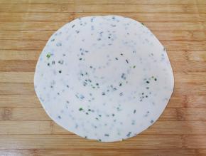 擀成薄薄的圆饼状。