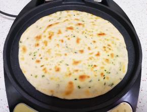 煎至两面金黄，饼就熟了。