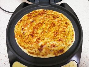 刷上炒好的酱料。