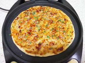 撒上小蒜碎和熟白芝麻，以同样的方法做好另一个酱香饼。