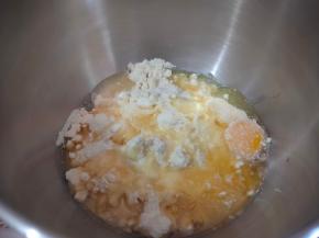 把桃酥预拌粉、鸡蛋、花生油直接倒入厨师机的搅拌缸中，低速启动厨师机，搅拌均匀呈松散状。