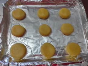 接下来取出一部分面团分成9个小剂子，每块20g左右。（余下的保鲜膜密封冷藏备用）