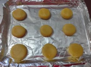 接下来取出一部分面团分成9个小剂子，每块20g左右。（余下的保鲜膜密封冷藏备用）
