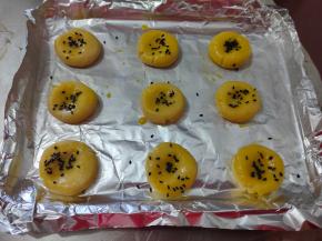 在表面刷上少许蛋液，撒上一点黑芝麻。