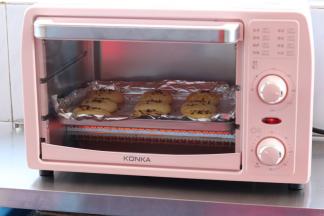 然后把烤盘放入预热好的烤箱内，200度烘烤15分钟左右即可。